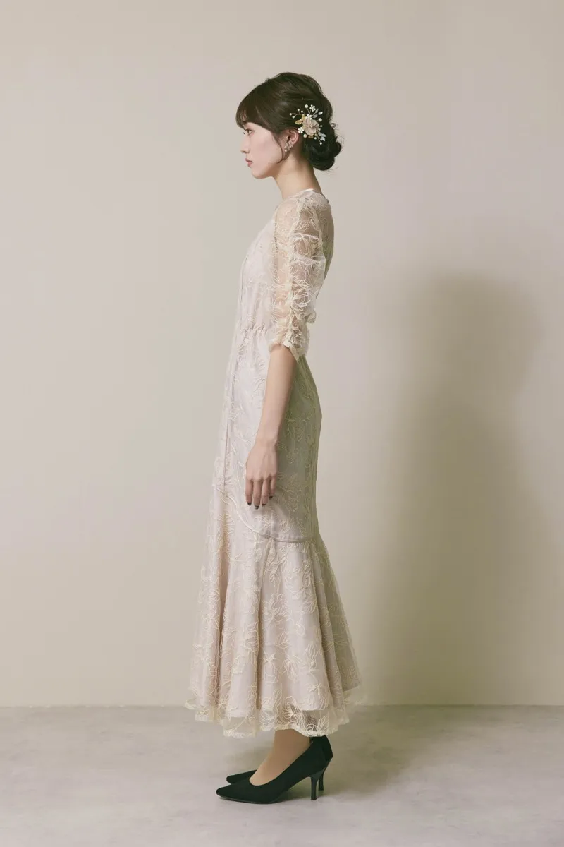 ライトベージュのフローラルチュールマーメイドドレス