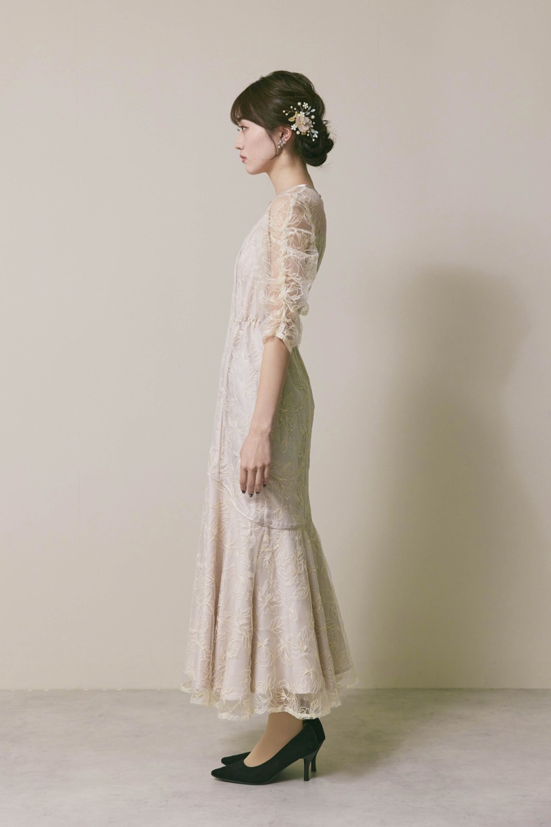 ライトベージュのフローラルチュールマーメイドドレス