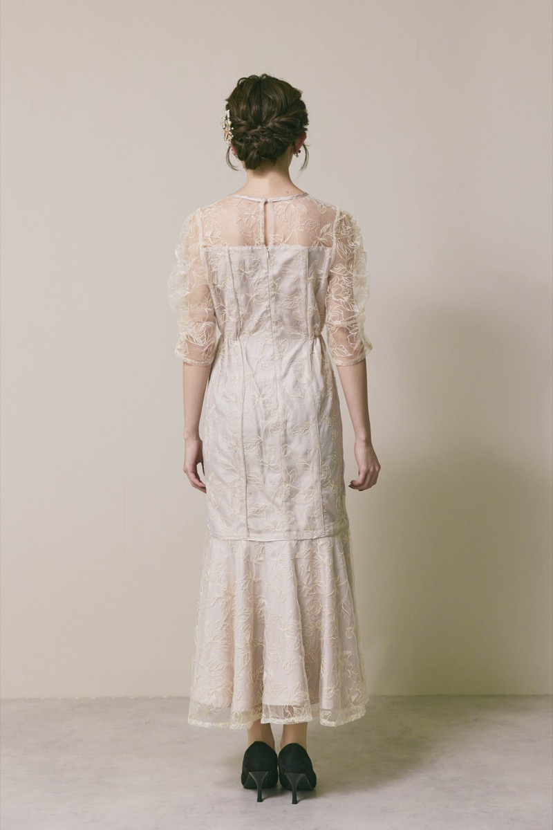 ライトベージュのフローラルチュールマーメイドドレス