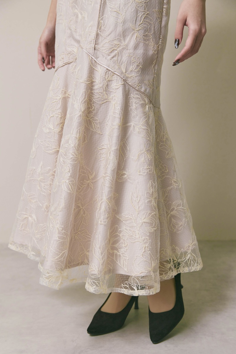 ライトベージュのフローラルチュールマーメイドドレス