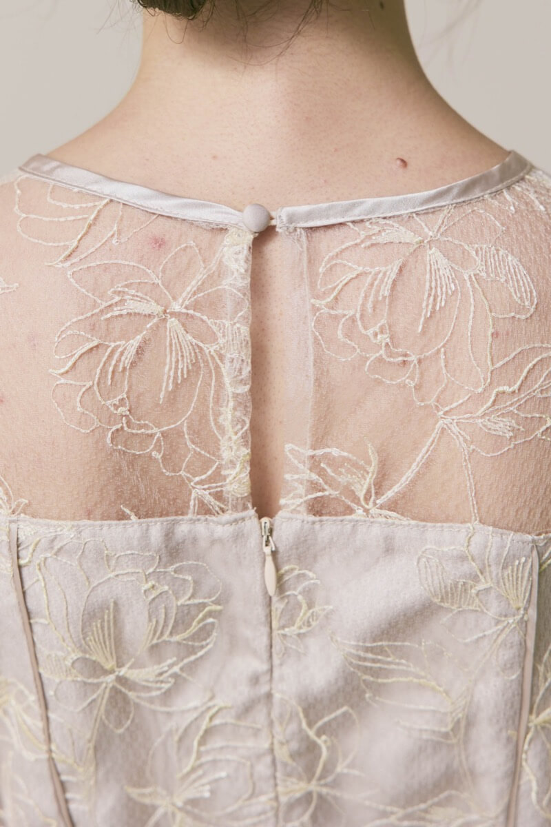 ライトベージュのフローラルチュールマーメイドドレス