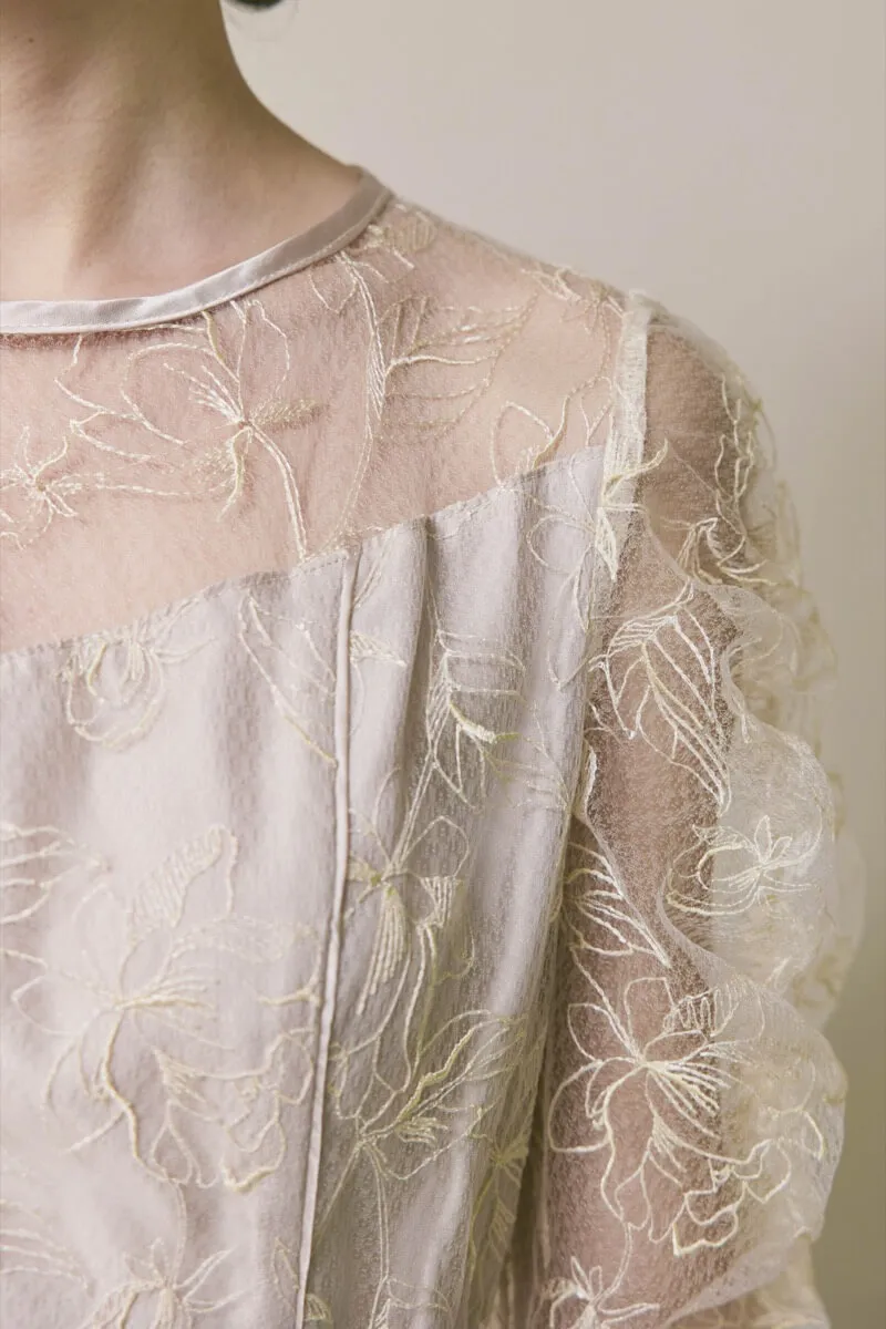 ライトベージュのフローラルチュールマーメイドドレス