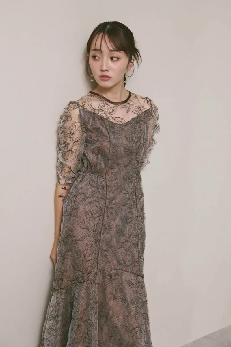 ブラウンのフローラルチュールマーメイドドレス