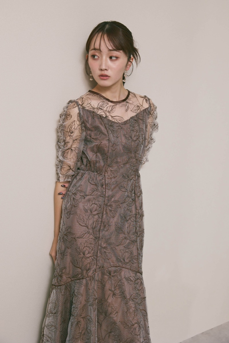 ブラウンのフローラルチュールマーメイドドレス