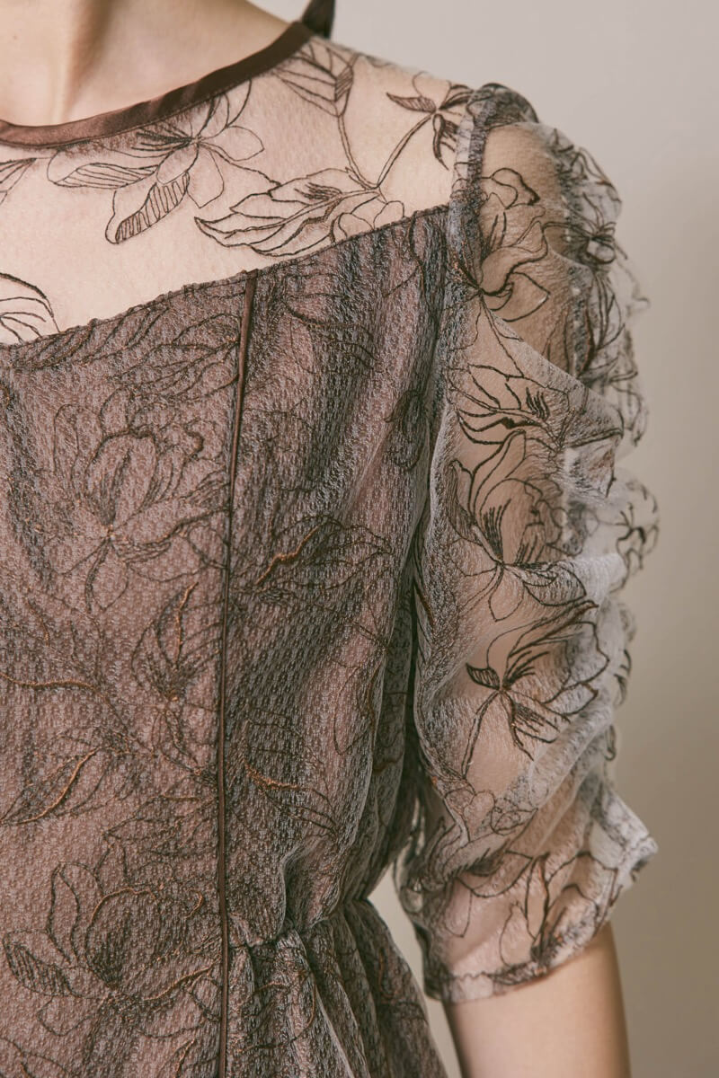 ブラウンのフローラルチュールマーメイドドレス