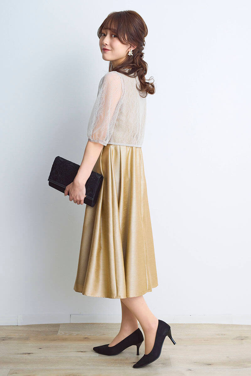 ベージュゴールドのレースボレロ付きシャンタンドレス