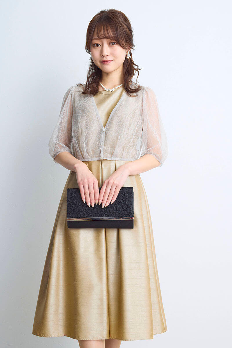 ベージュゴールドのレースボレロ付きシャンタンドレス