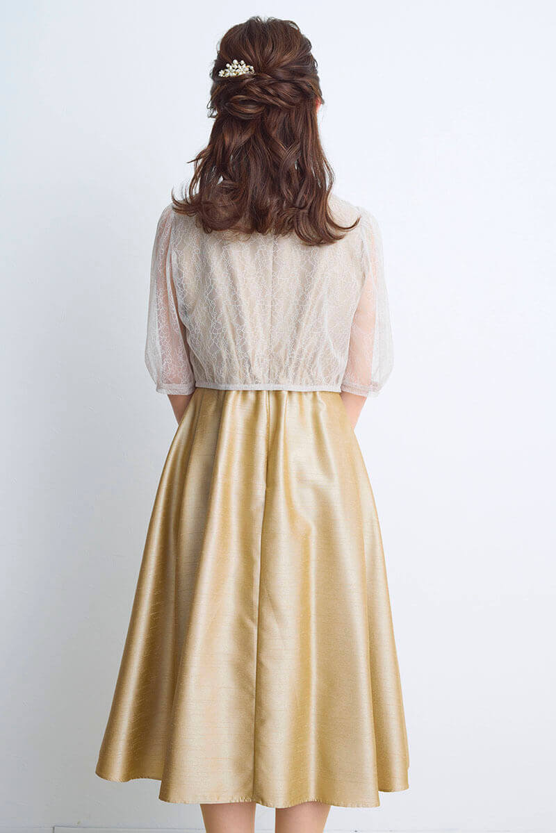 ベージュゴールドのレースボレロ付きシャンタンドレス