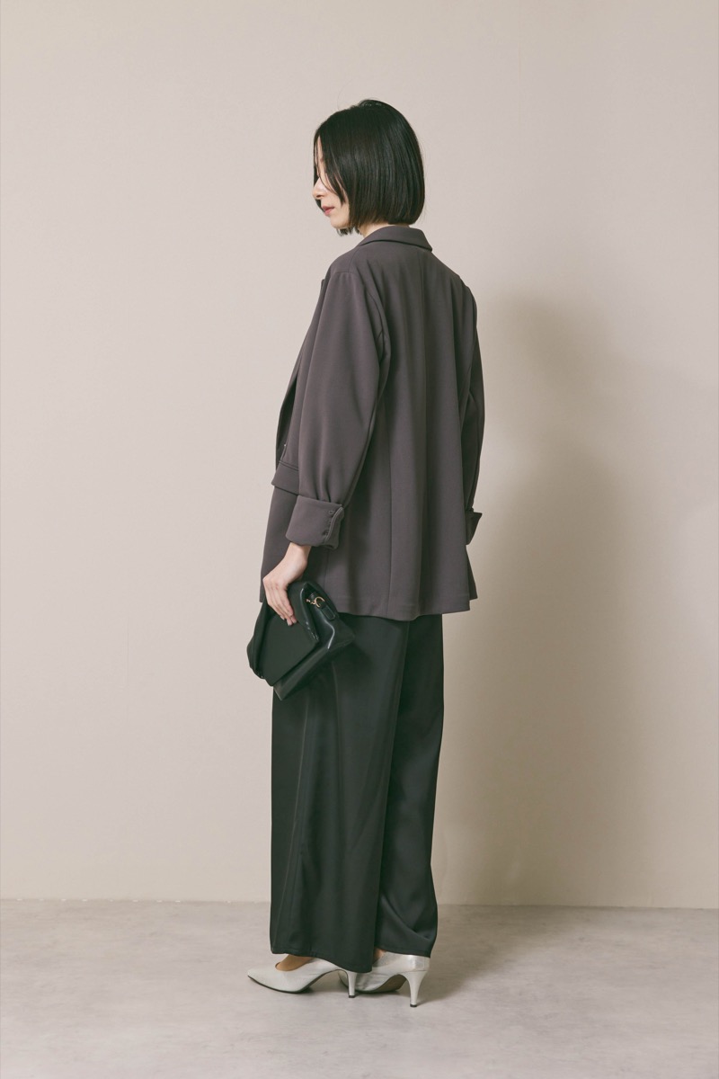 ブラックのシークエンブロイダリーパンツドレス