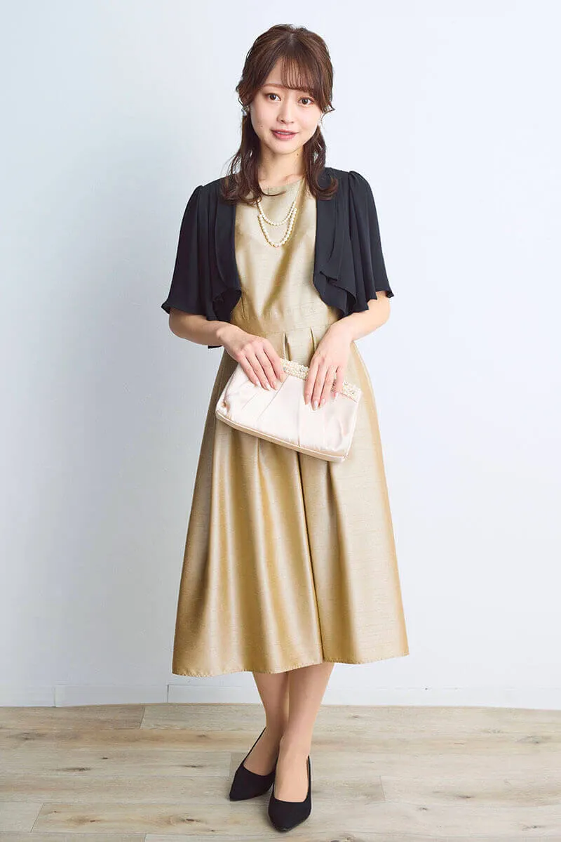 ベージュゴールドのレースボレロ付きシャンタンドレス