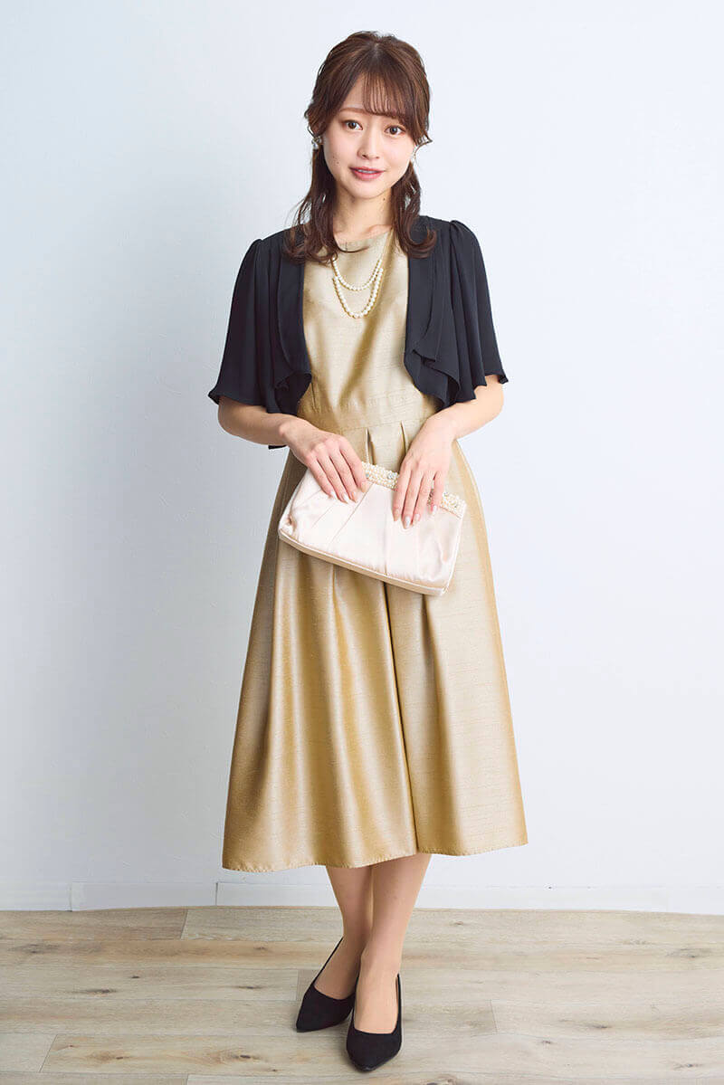 ベージュゴールドのレースボレロ付きシャンタンドレス