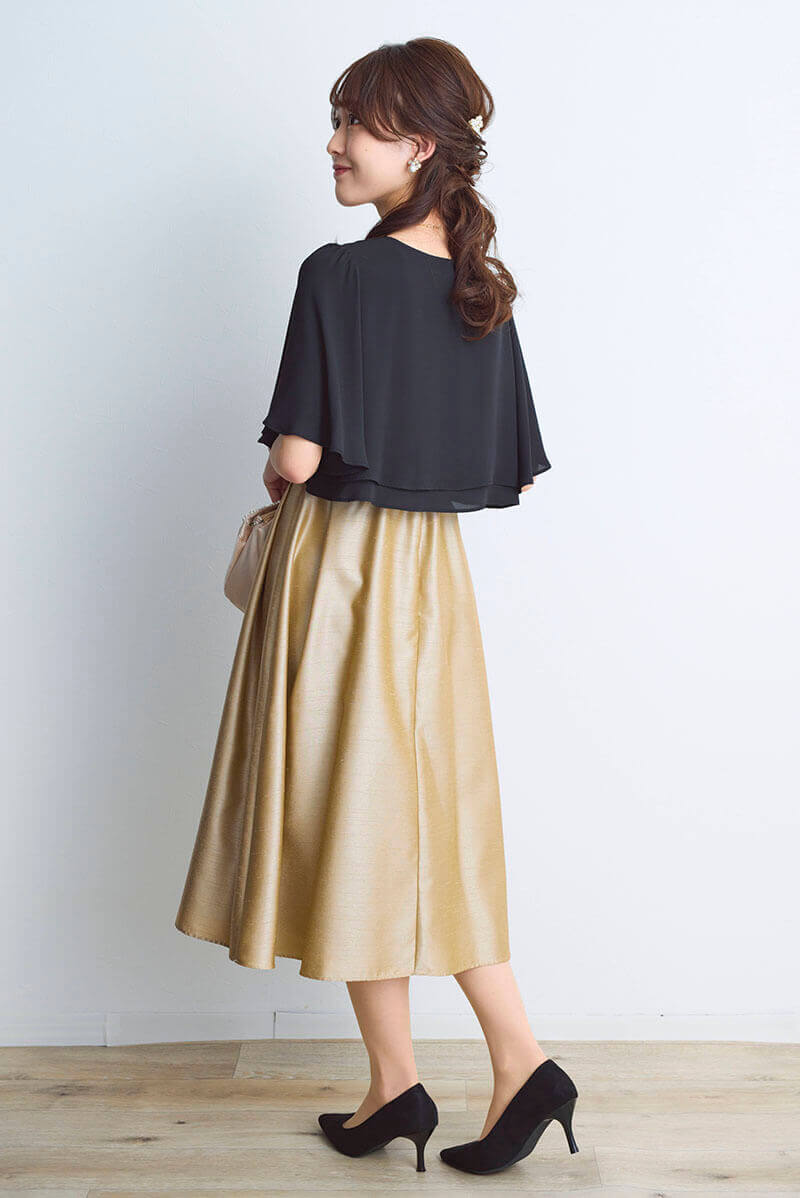 ベージュゴールドのレースボレロ付きシャンタンドレス