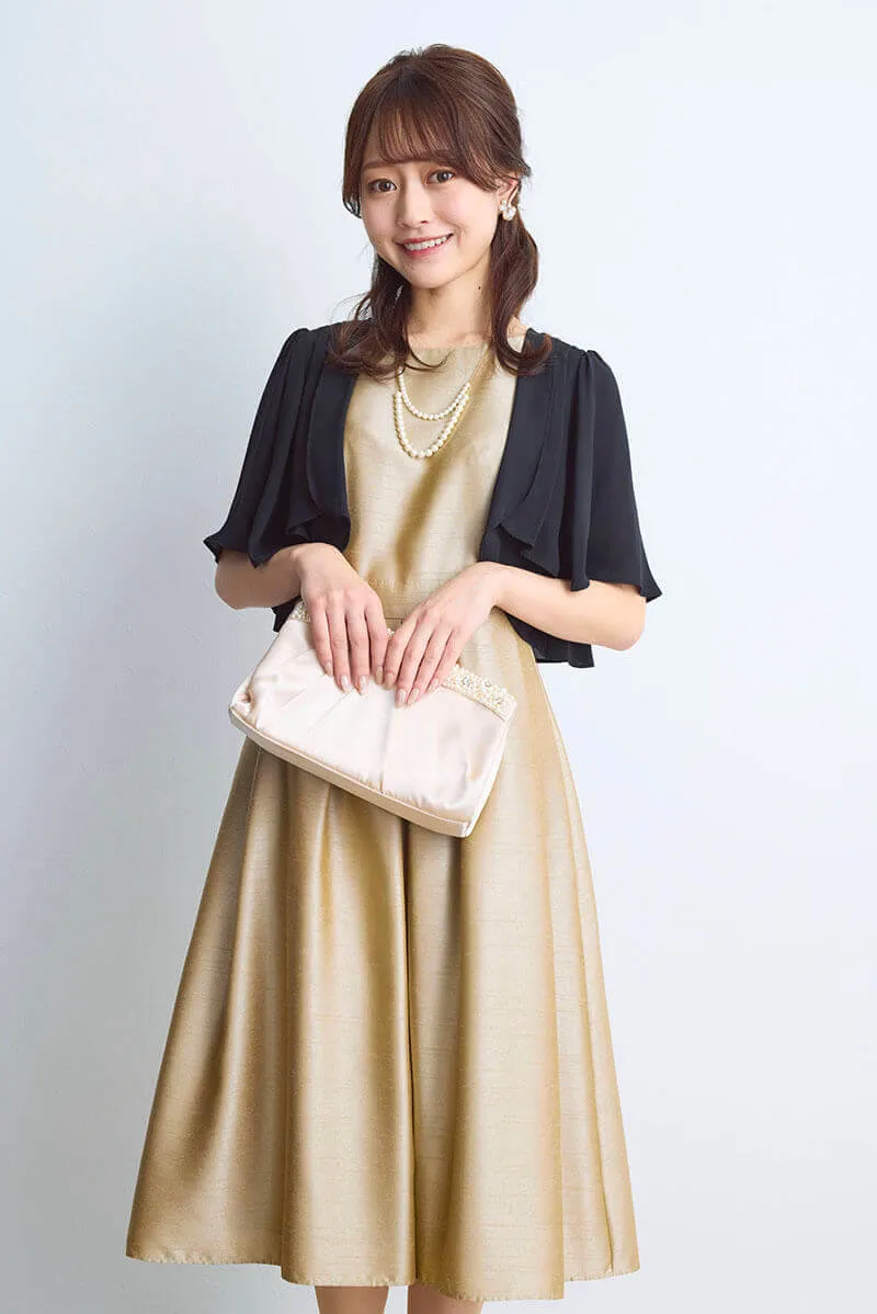 ベージュゴールドのレースボレロ付きシャンタンドレス