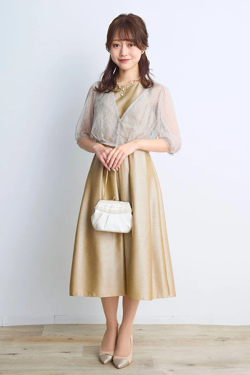 ベージュゴールドのレースボレロ付きシャンタンドレス