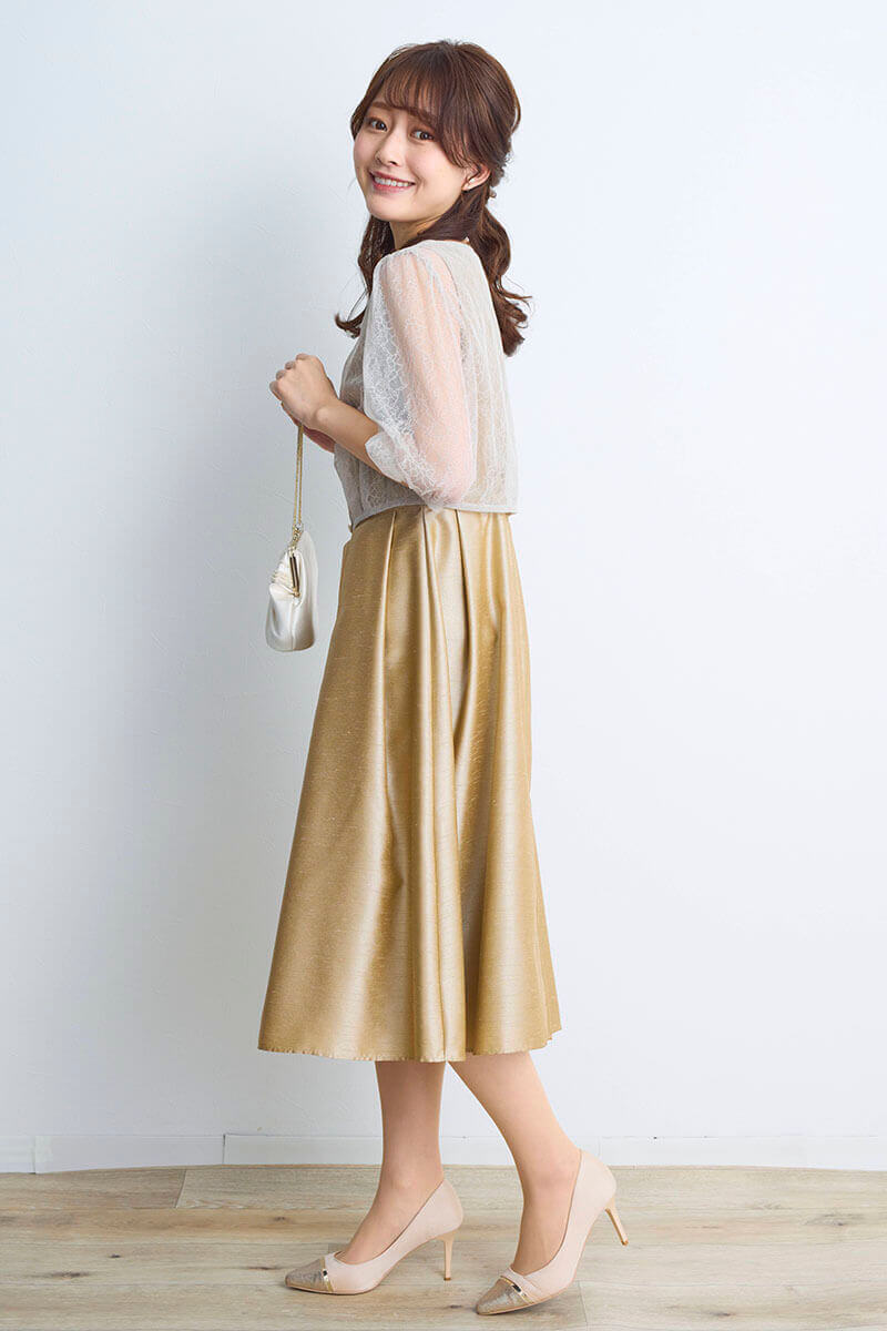 ベージュゴールドのレースボレロ付きシャンタンドレス