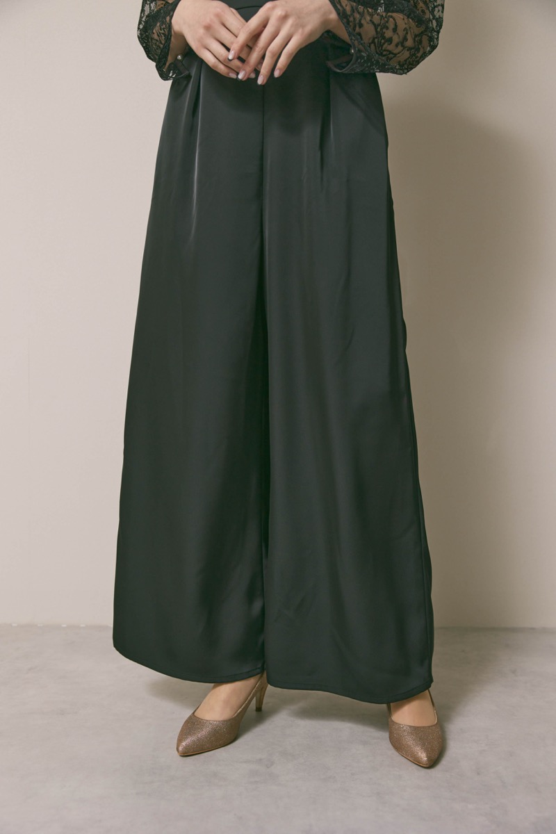 ブラックのシークエンブロイダリーパンツドレス