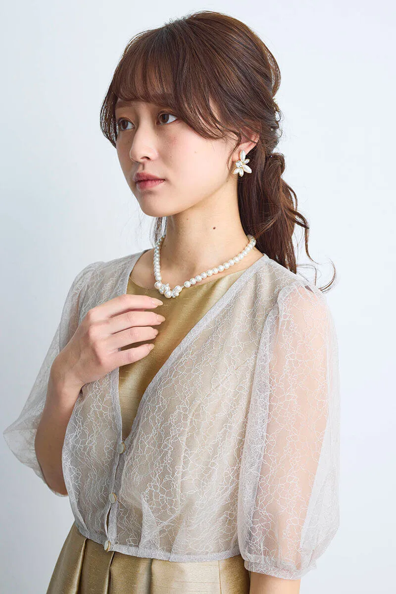 ベージュゴールドのレースボレロ付きシャンタンドレス