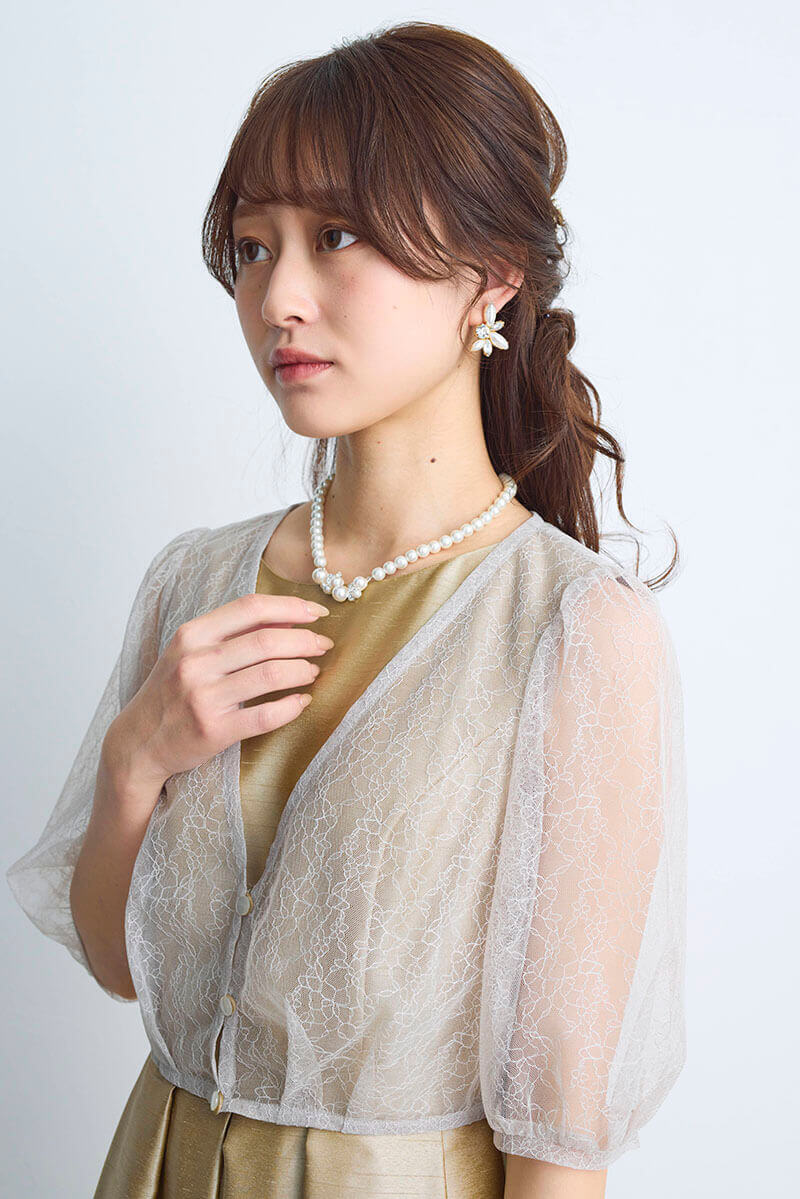 ベージュゴールドのレースボレロ付きシャンタンドレス