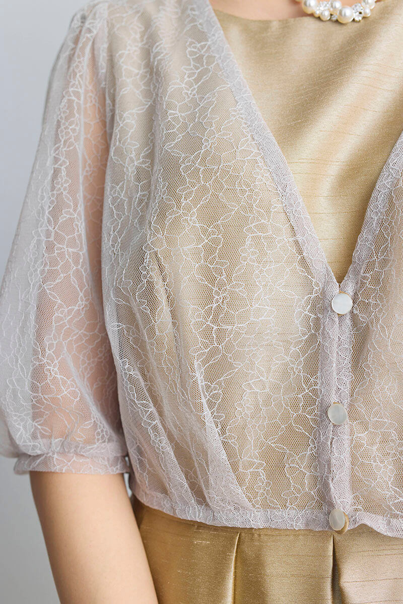 ベージュゴールドのレースボレロ付きシャンタンドレス