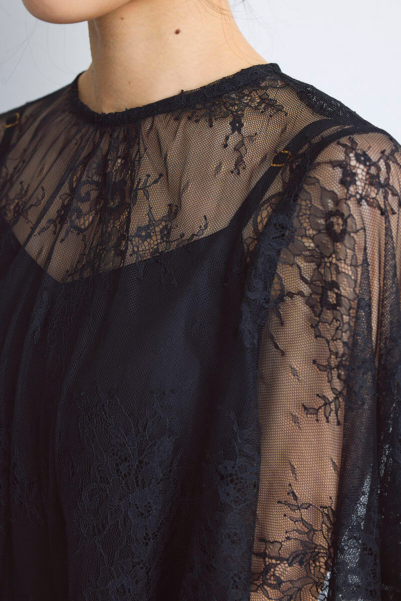 ブラックのレースブラウスセットオールインワン