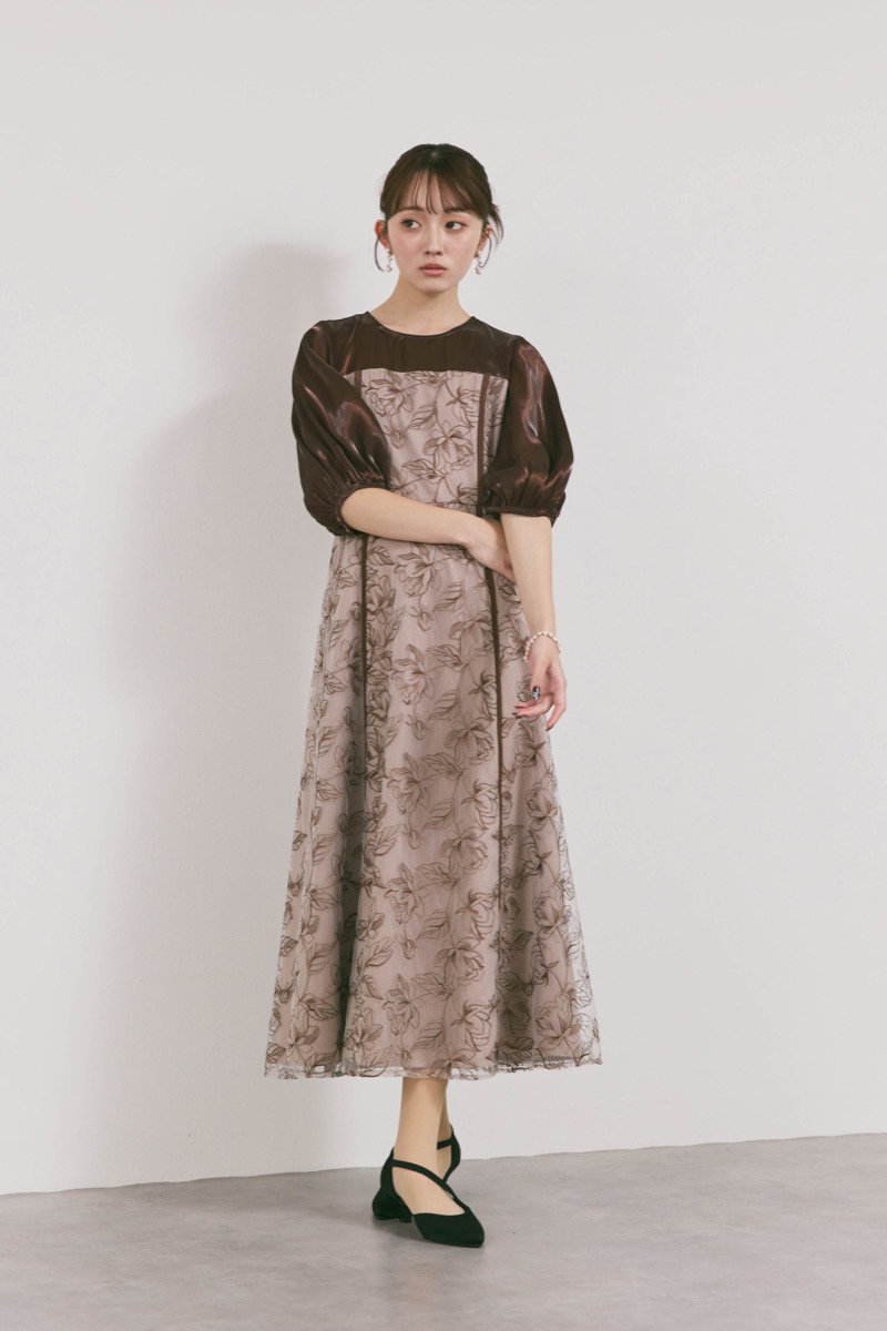 ブラウンのパイピングレース切替ドレス