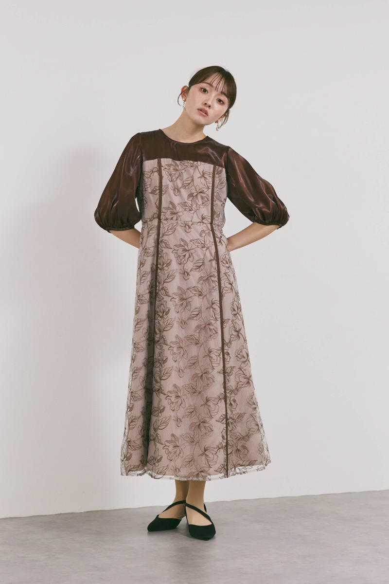 ブラウンのパイピングレース切替ドレス