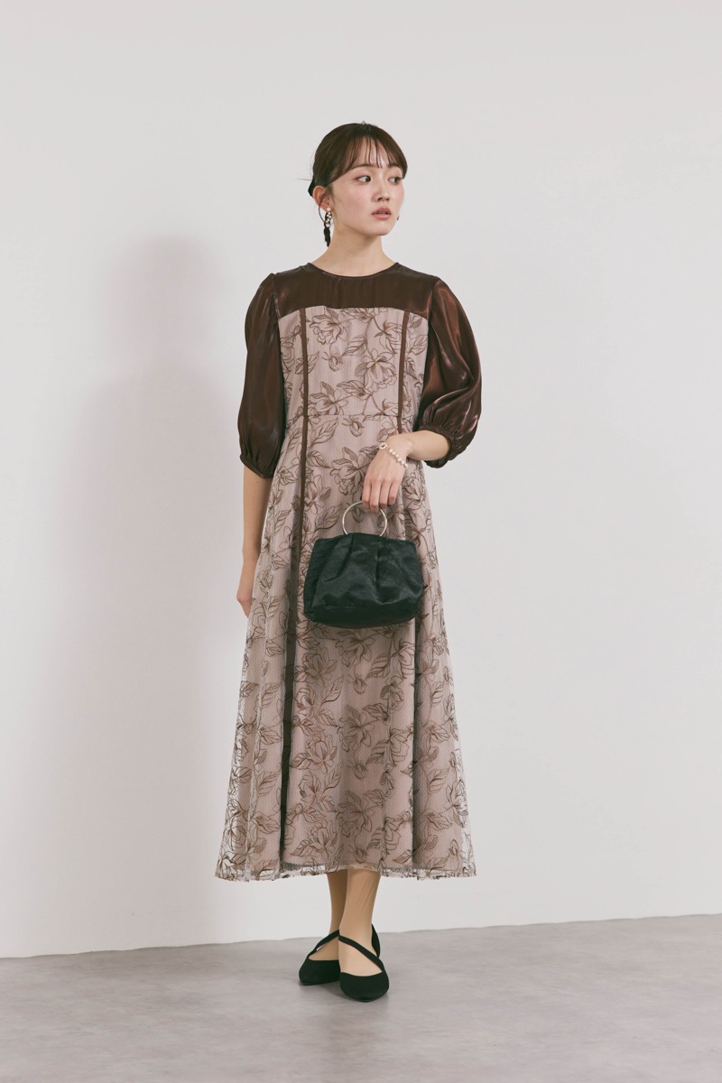 ブラウンのパイピングレース切替ドレス