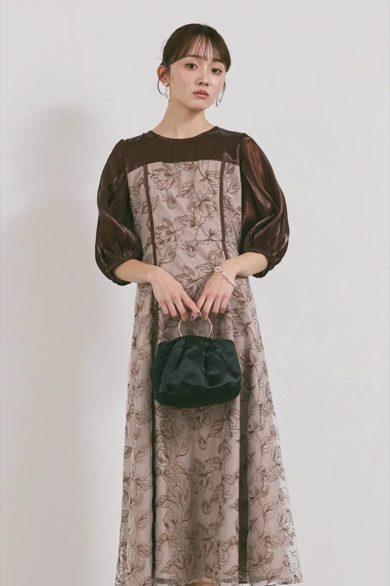 ブラウンのパイピングレース切替ドレス