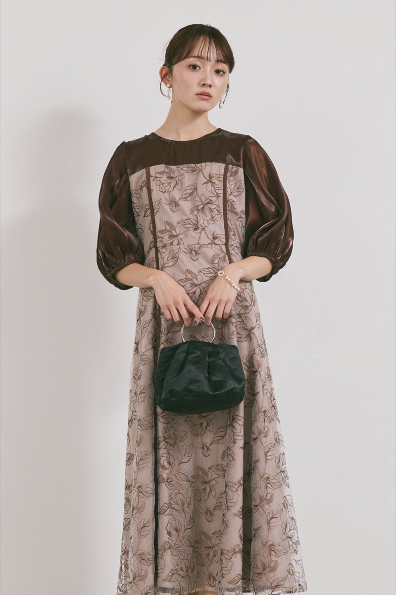 ブラウンのパイピングレース切替ドレス