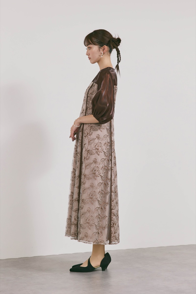 ブラウンのパイピングレース切替ドレス