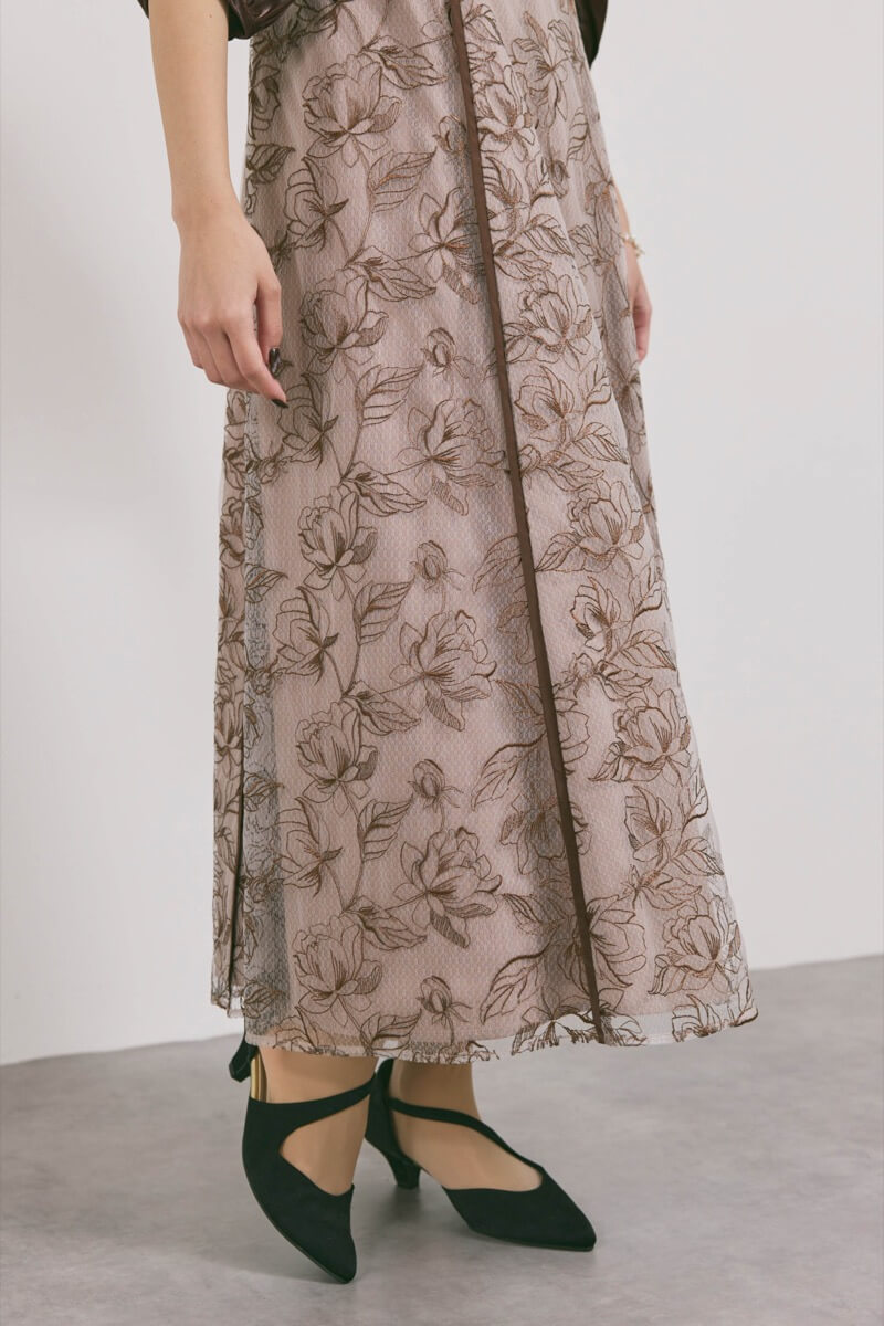 ブラウンのパイピングレース切替ドレス