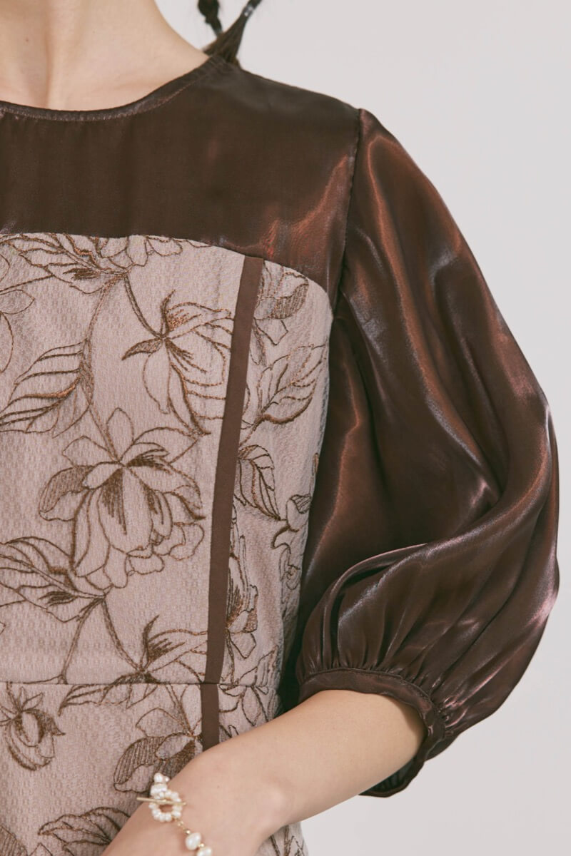 ブラウンのパイピングレース切替ドレス