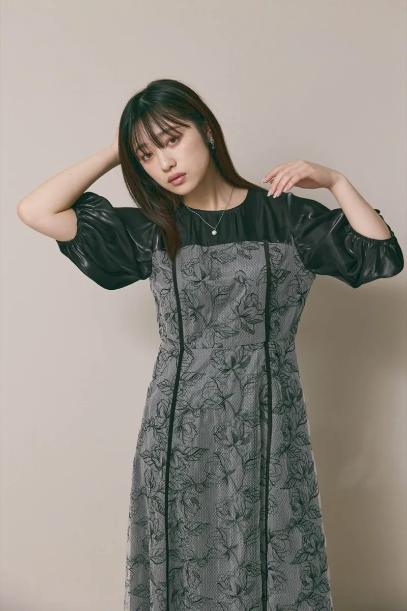 ブラックのパイピングレース切替ドレス