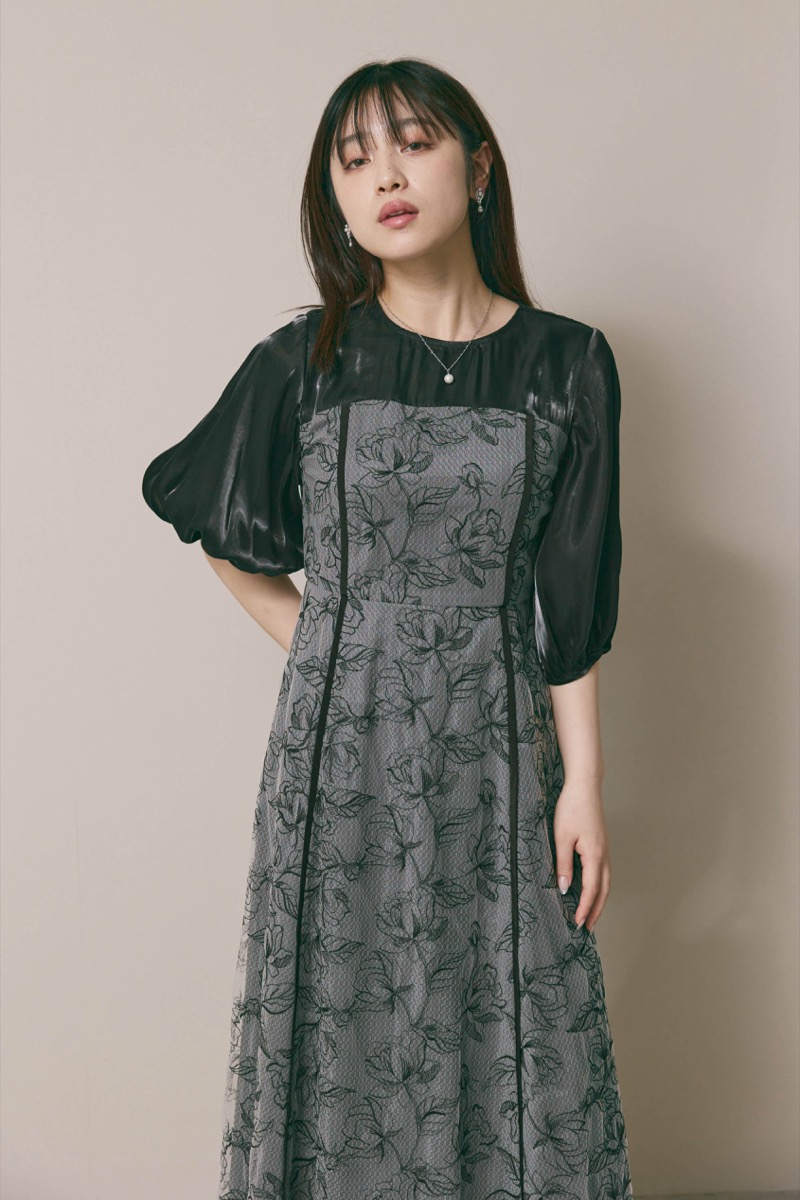 ブラックのパイピングレース切替ドレス