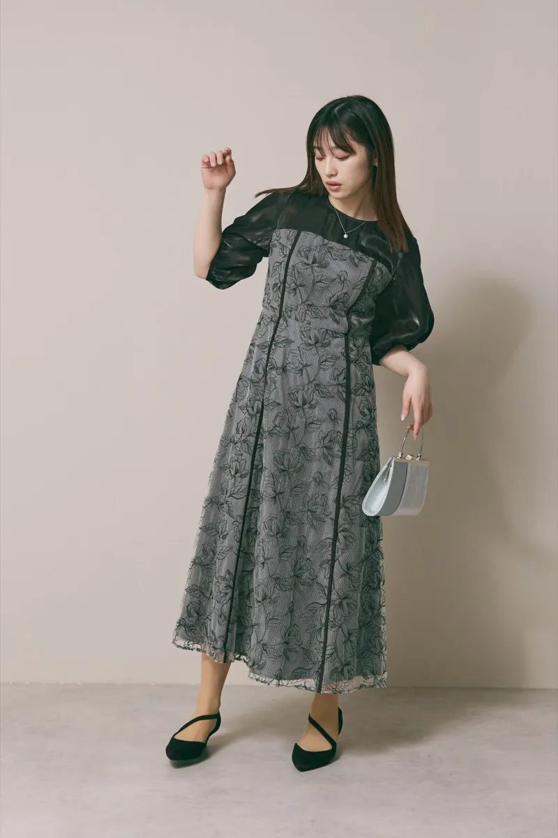 ブラックのパイピングレース切替ドレス