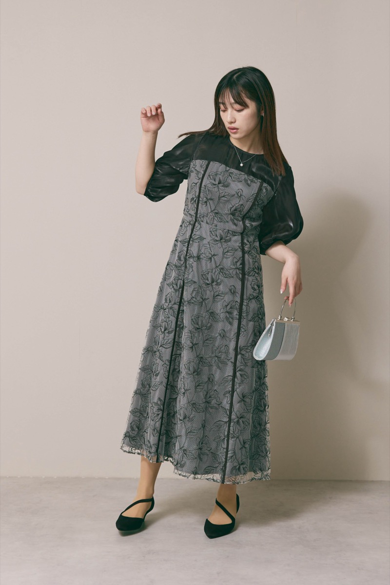 ブラックのパイピングレース切替ドレス