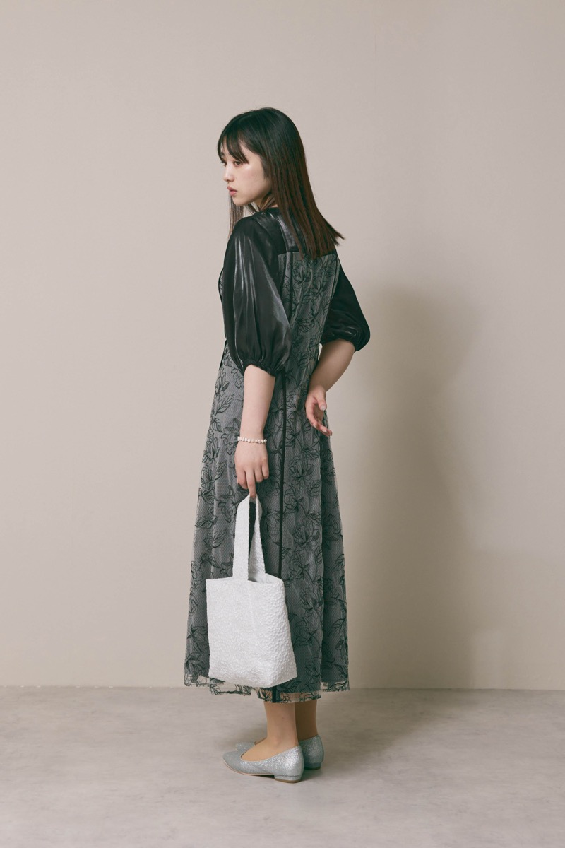 ブラックのパイピングレース切替ドレス