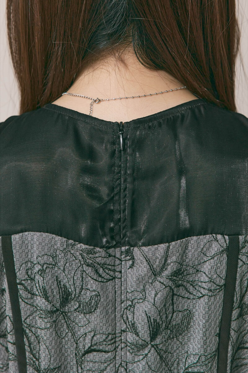 ブラックのパイピングレース切替ドレス