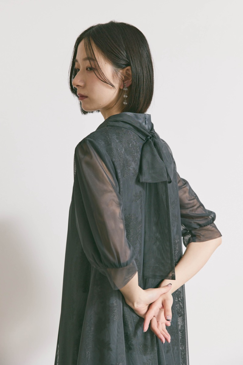 グレーのチュールレースAラインドレス