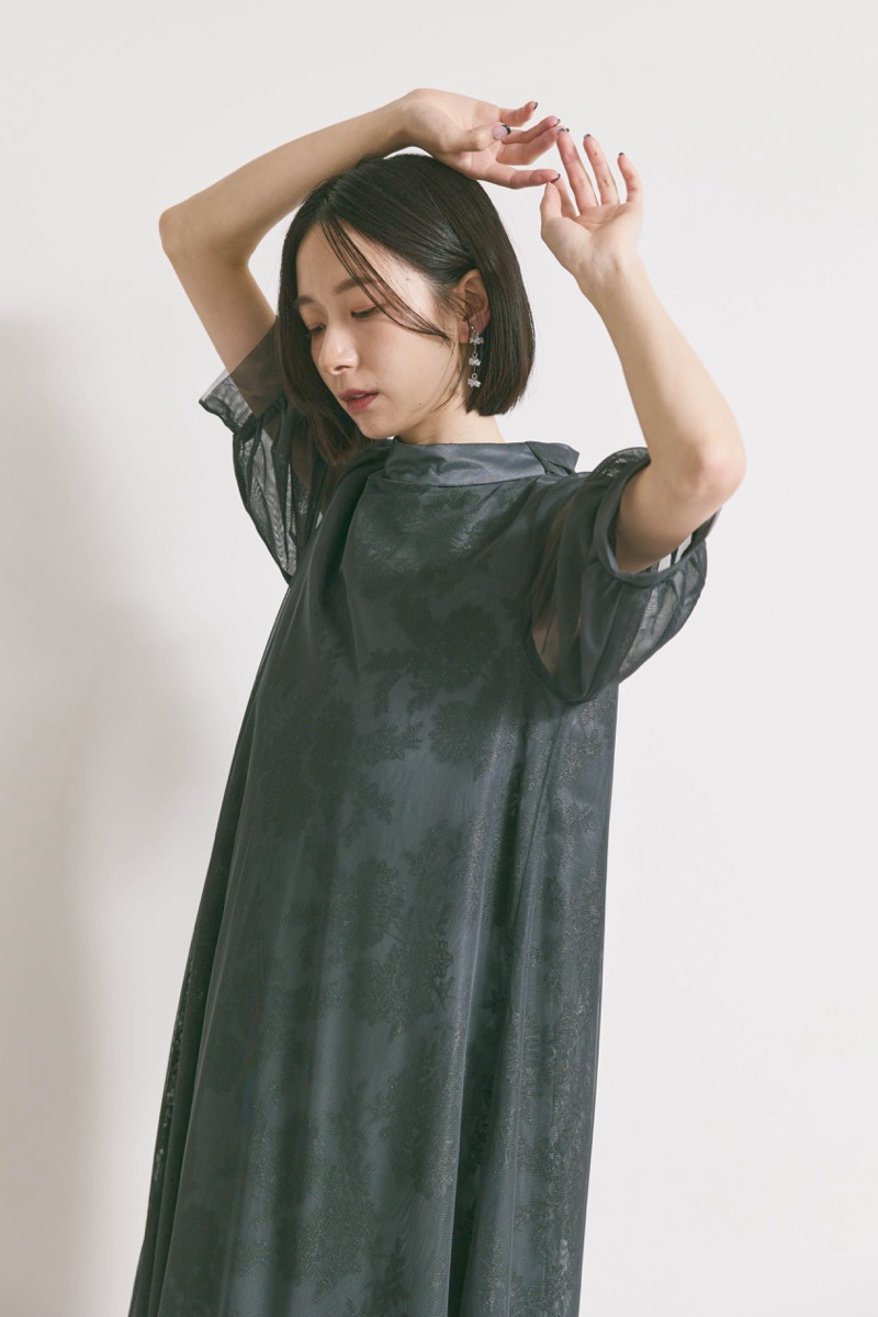 グレーのチュールレースAラインドレス