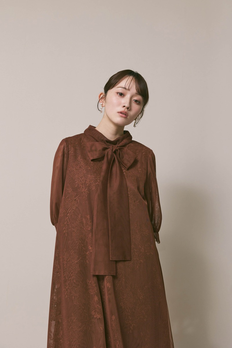 ブラウンのチュールレースAラインドレス