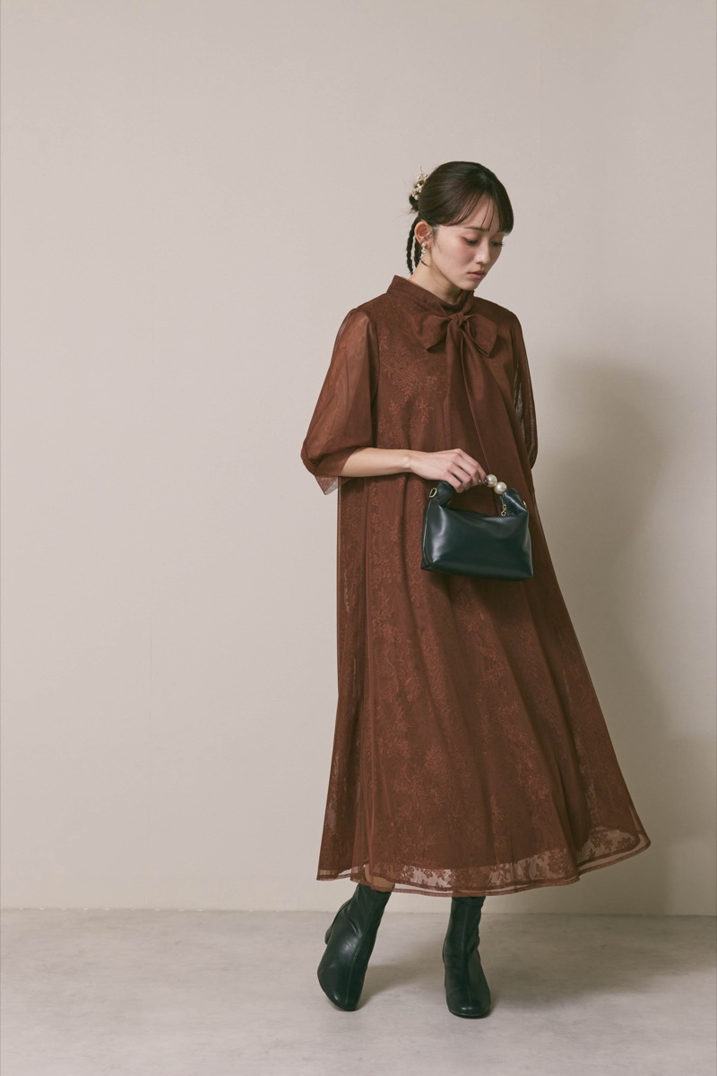 ブラウンのチュールレースAラインドレス