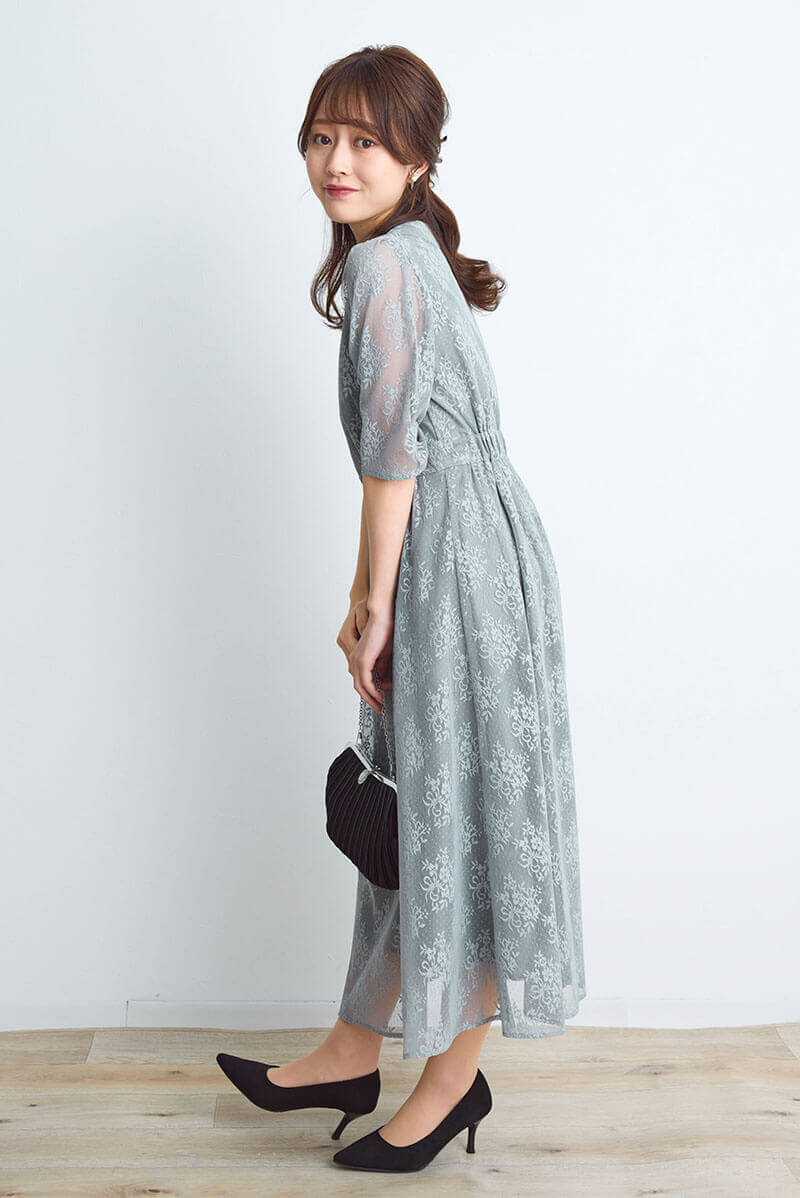 ライトグレーのフラワーブーケレースドレス