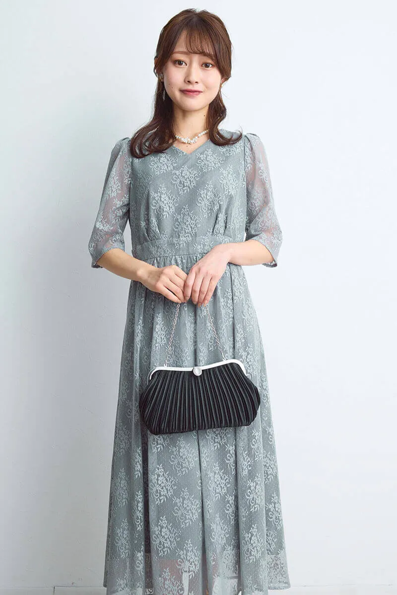 ライトグレーのフラワーブーケレースドレス