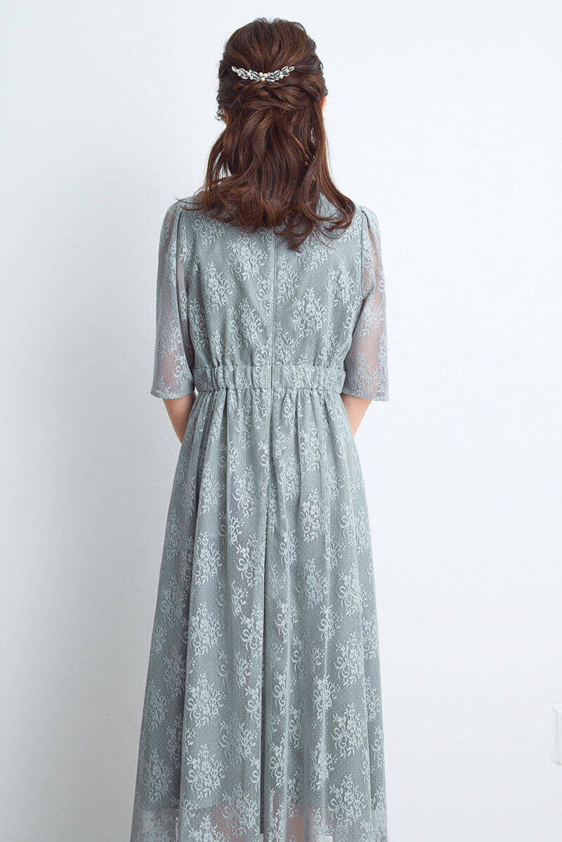 ライトグレーのフラワーブーケレースドレス