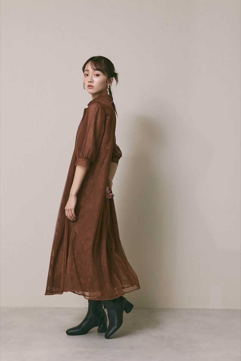 ブラウンのチュールレースAラインドレス