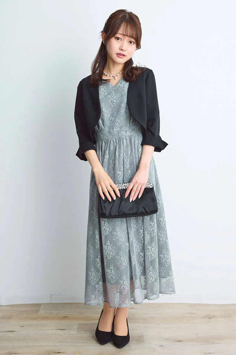 ライトグレーのフラワーブーケレースドレス