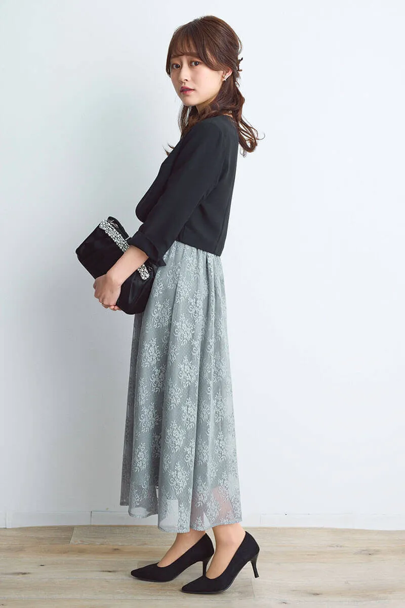 ライトグレーのフラワーブーケレースドレス