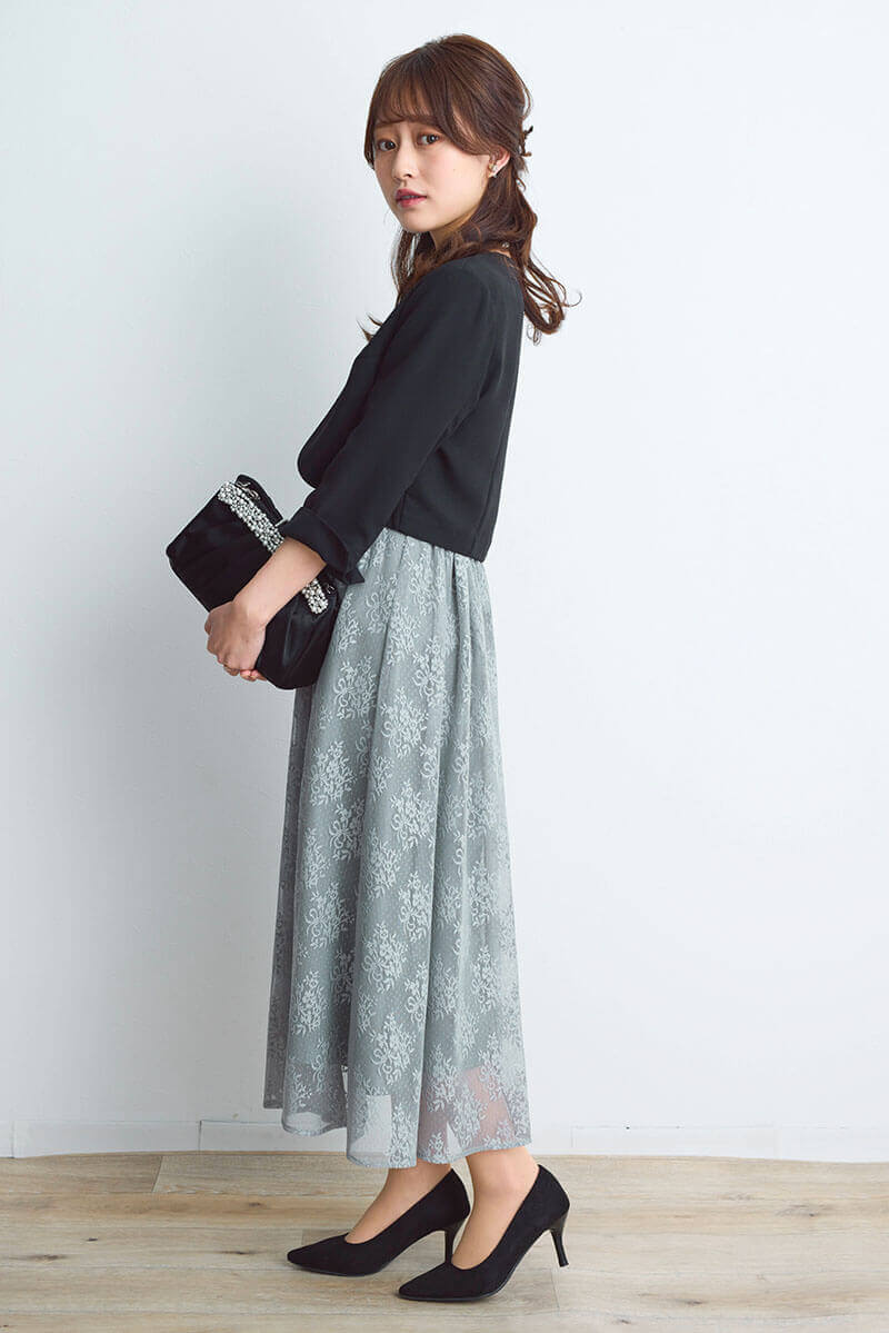 ライトグレーのフラワーブーケレースドレス