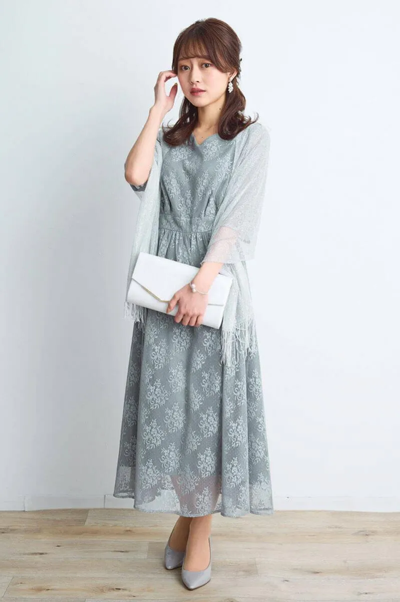 ライトグレーのフラワーブーケレースドレス